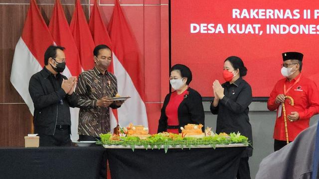 Keren!!!... Hut Ke-61, Megawati Soekarnoputri Beri Kejutan Kepada Presiden Joko Widodo
