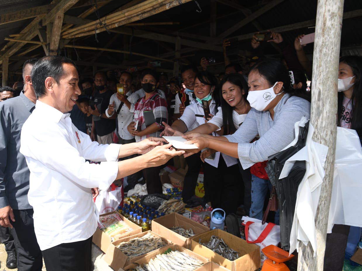 Bravo!!!...Presiden Jokowi Temui Pedagang di Pasar Alasa