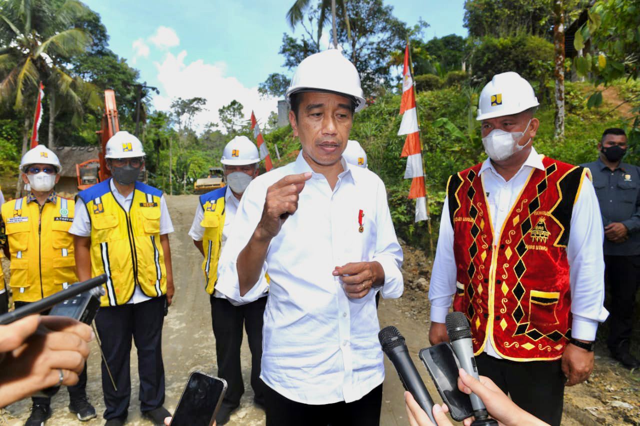 Mantap!!!... Presiden Jokowi Tinjau Proyek Peningkatan Struktur Jalan di Pulau Nias