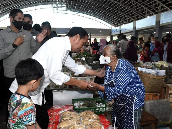 Kunjungi Pasar Legi, Presiden: Secara Umum Harga Turun