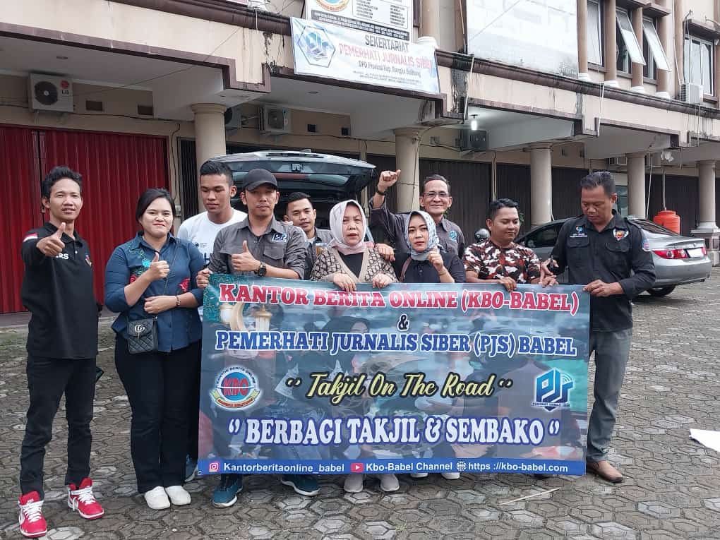 PJS Babel dan KBO Babel Ditemani "Emak Kite" Bagi Takjil Kepada Pengendara Motor