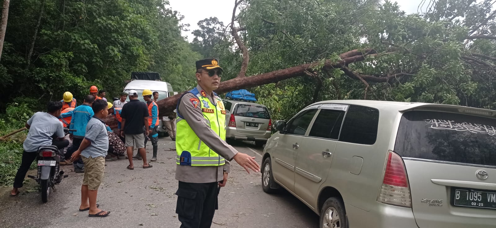 Pada Saat Patroli Kapolres Temukan Pohon Tumbang
