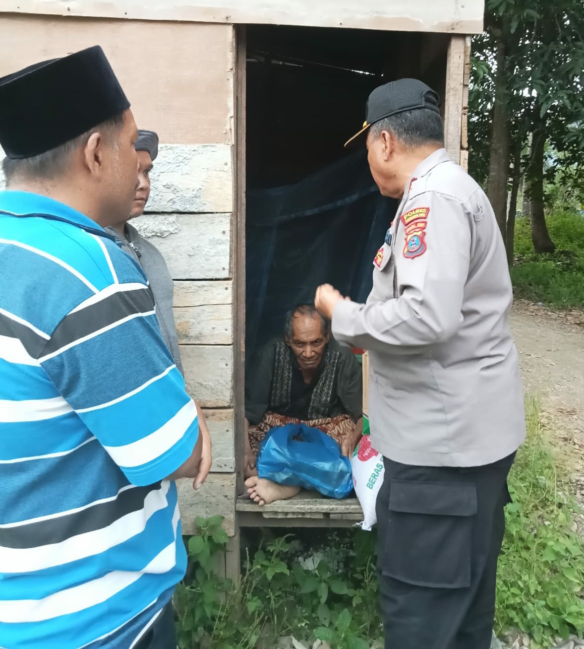 Sat Binmas Polres Madina, Bantu Warga Yang Sedang Kelaparan