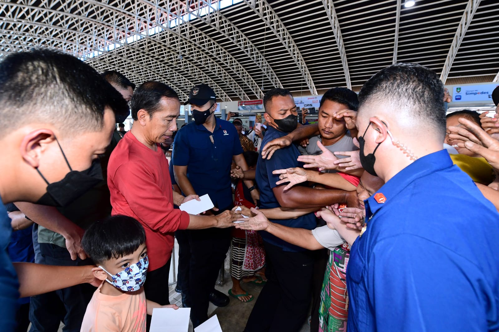 Jelang Lebaran, Presiden Jokowi Bagikan “THR” ke Pedagang di Pasar Legi