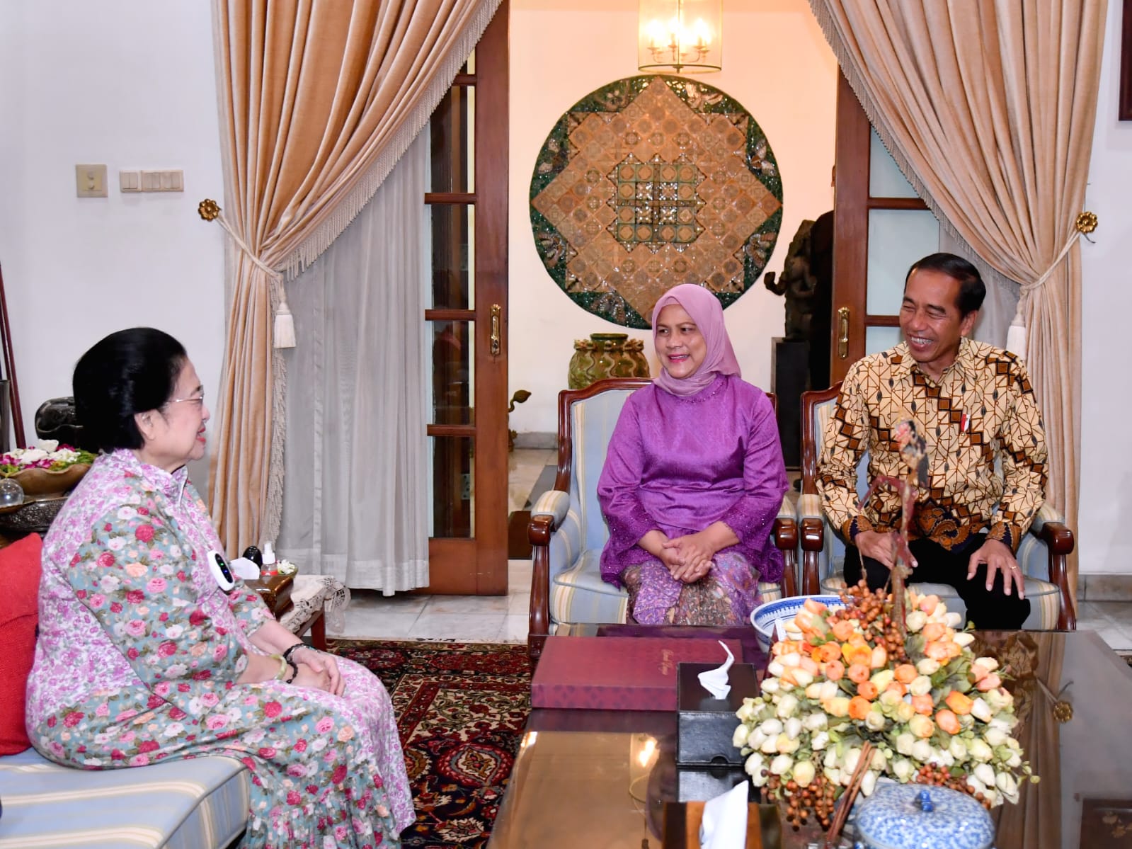 Jokowi dan Iriana Halal Bihalal ke Kediaman Megawati Soekarnoputri di Teuku Umar