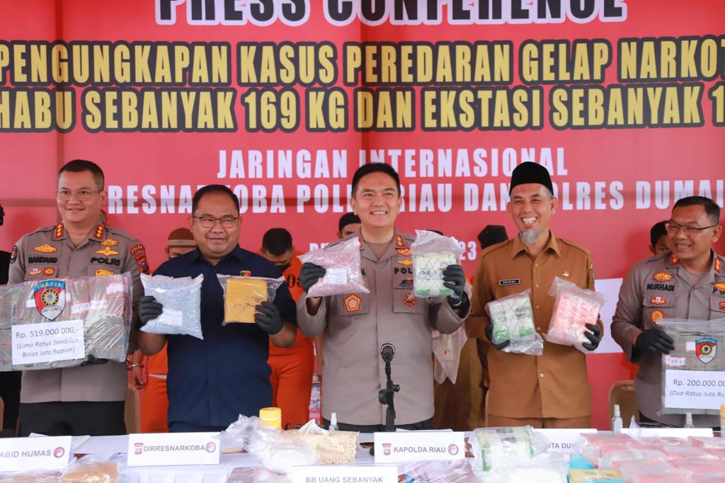 Polda Riau Ungkap Jaringan Narkoba Internasional, 9 Tersangka Diamankan