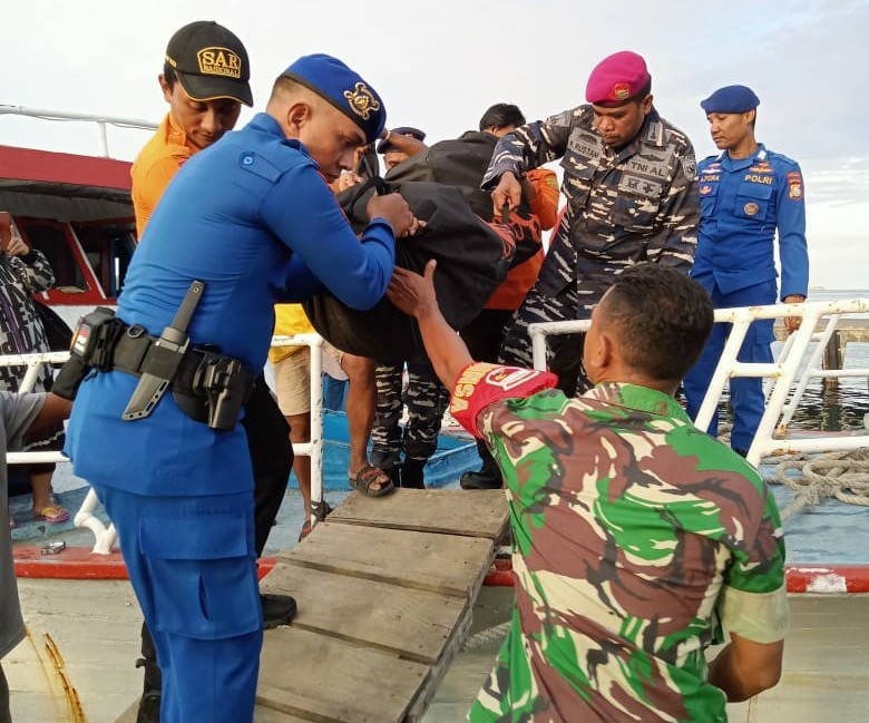 Operasi SAR Gabungan TNI Berhasil Selamatkan 9 Penumpang KM LCT Bahana Putra