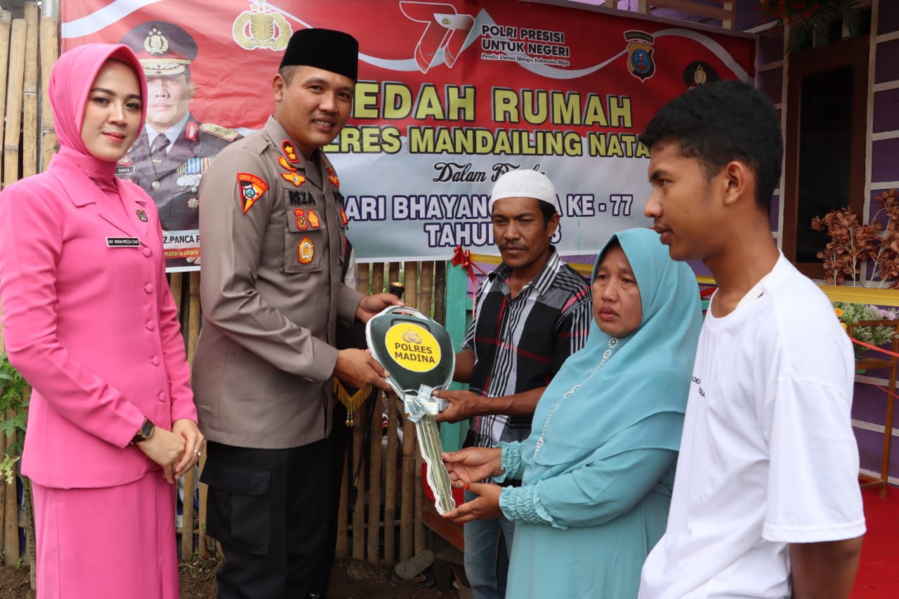 Dalam Rangka Hari Bhayangkara ke 77, Polres Mandailing Natal Bedah Rumah Bapak Taufik