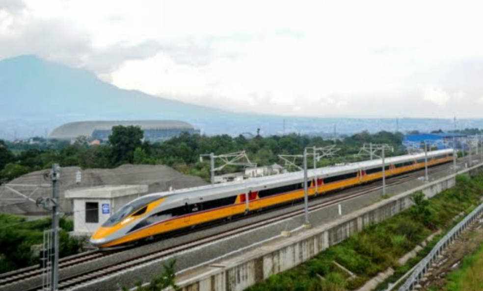 Menko Luhut Binsar Panjaitan Uji Coba Kereta Cepat Jakarta-Bandung 300 KM/Jam 