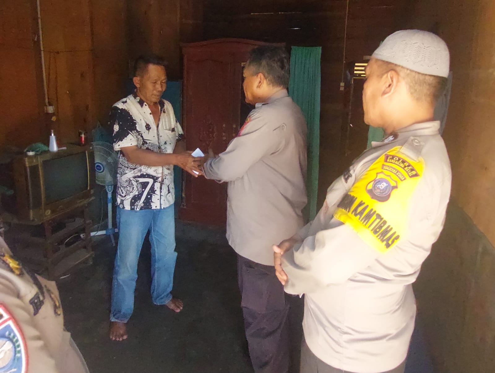 Kasat Binmas Polres Madina Santuni Anak Penderita Hipospadia