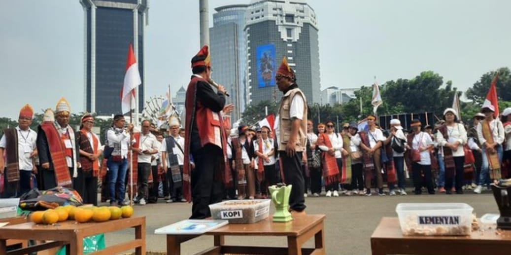 Aksi Damai Masa Habornas Toba, Minta Jokowi Perbaiki Jalan Rusak