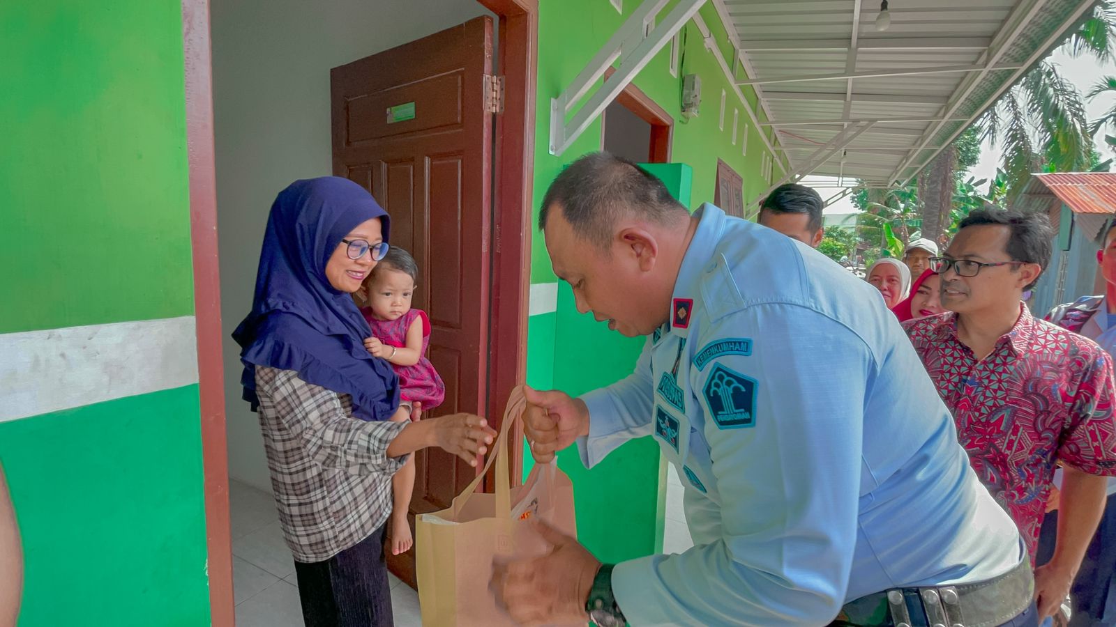 Ketuk Rumah Warga, Kalapas Binjai Beri Bantuan Balita Stunting