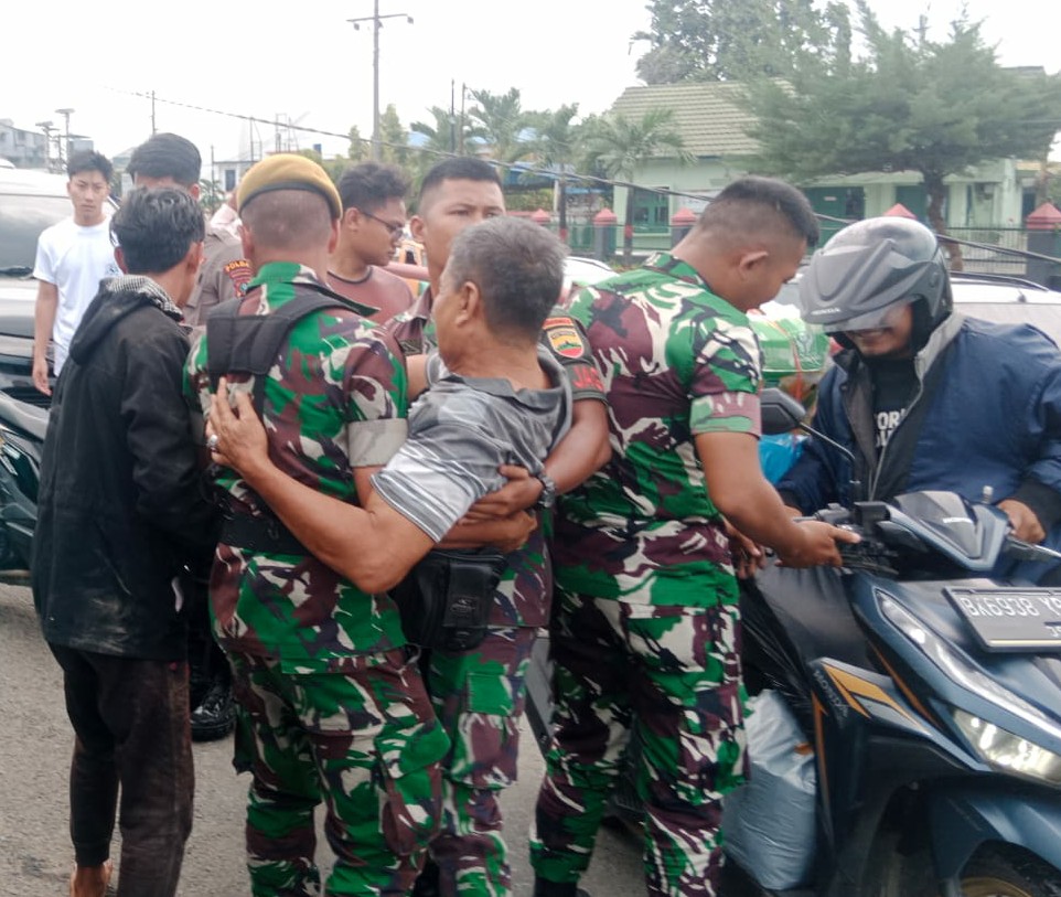 Aksi Sigap Prajurit Yonarmed 2/KS Selamatkan Supir Truk Yang Terhimpit di Fly Over Amplas