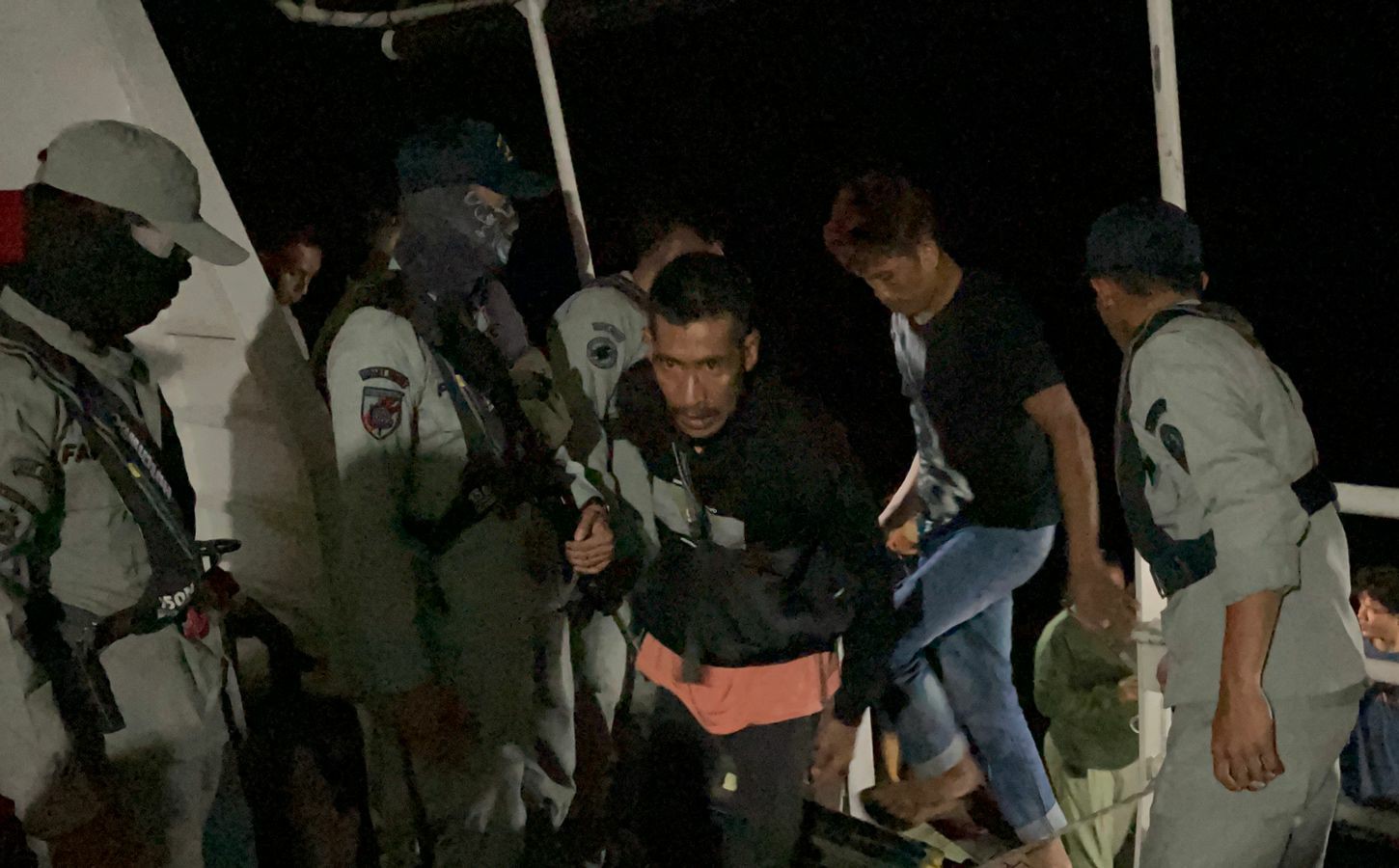 Bakamla RI Amankan 8 Pekerja Migran Ilegal di Dumai