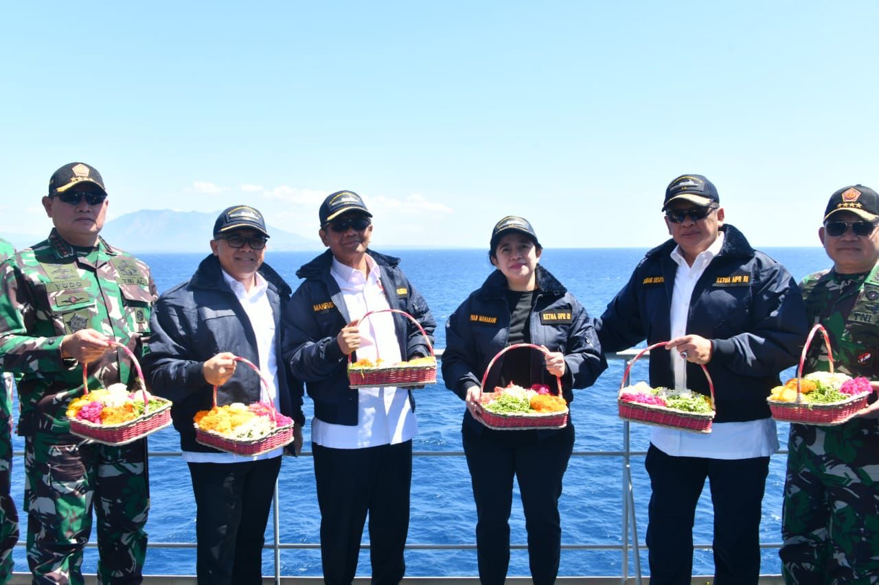 Ketua MPR RI Bamsoet Bersama Panglima TNI, Ketua DPR, Menkopolhukam dan MenPan RB Lakukan Tabur Bunga Dari KRI dr. Radjiman Wedyodiningrat