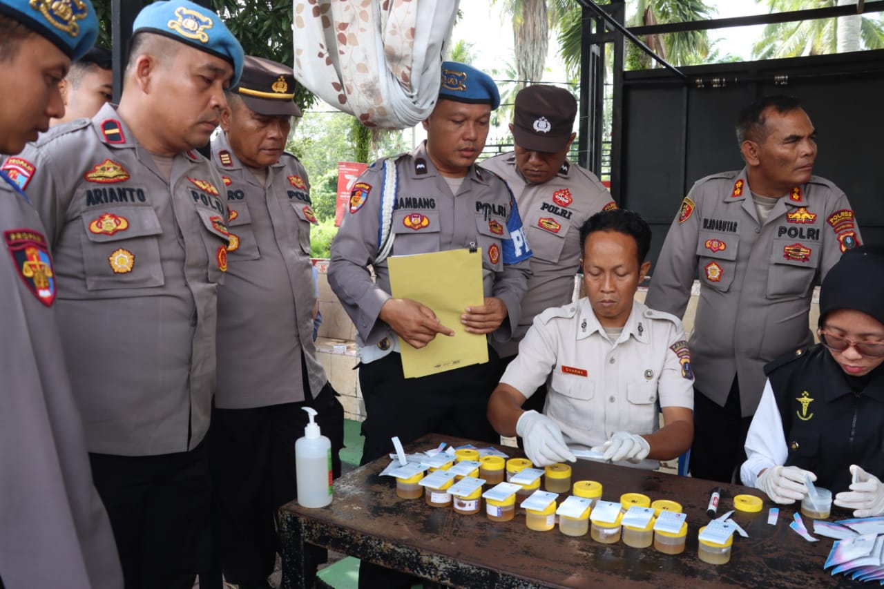 Menindak Lanjuti Program Kapolda Sumut, Polres Madina Laksanakan Tes Urine