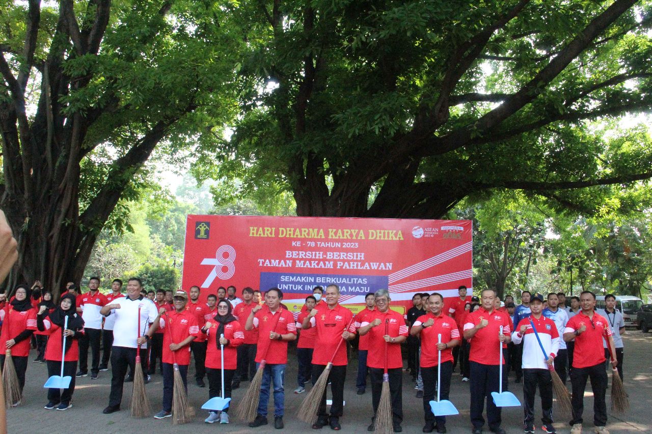 Semarakkan HUT Kemenkumham ke 78, Lapas Kelas IIA Tangerang Bersih-Bersih Makam Pahlawan