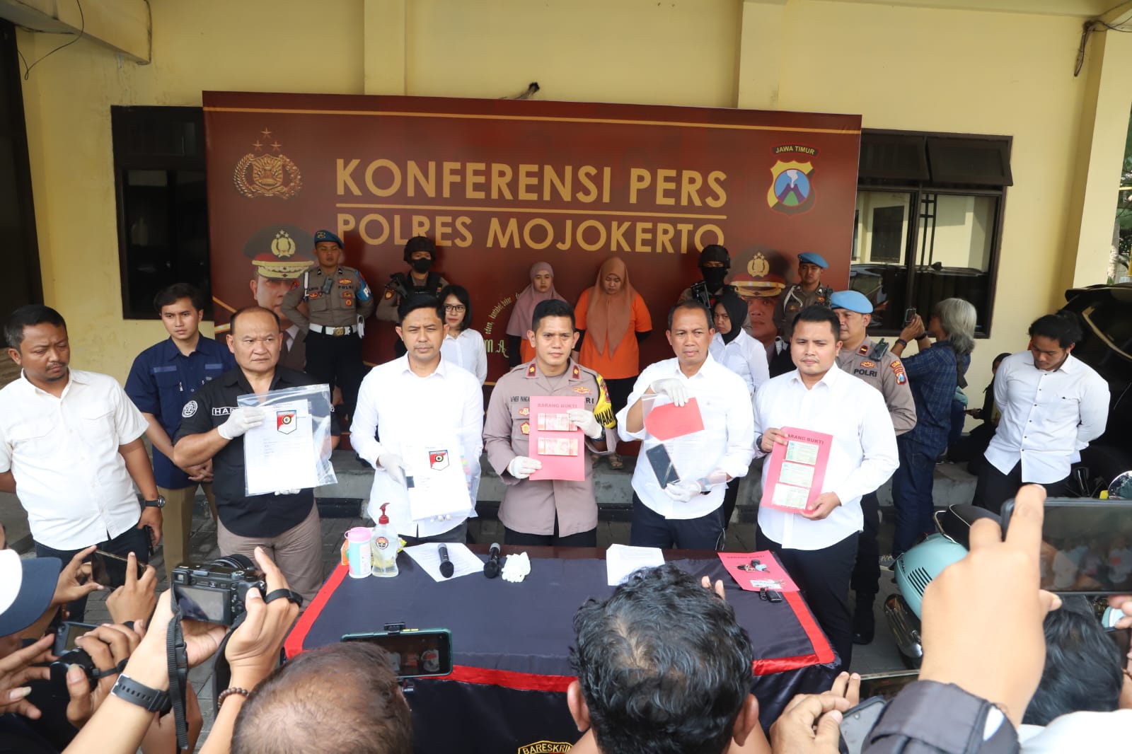 Dua Wanita Cantik Diamankan Polres Mojokerto Diduga Bawa Lari Uang Nasabah 3,7 M