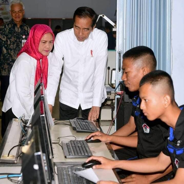 Presiden Jokowi dan Ibu Iriana Tinjau Aktivitas Pembelajaran di SMKN Jawa Tengah