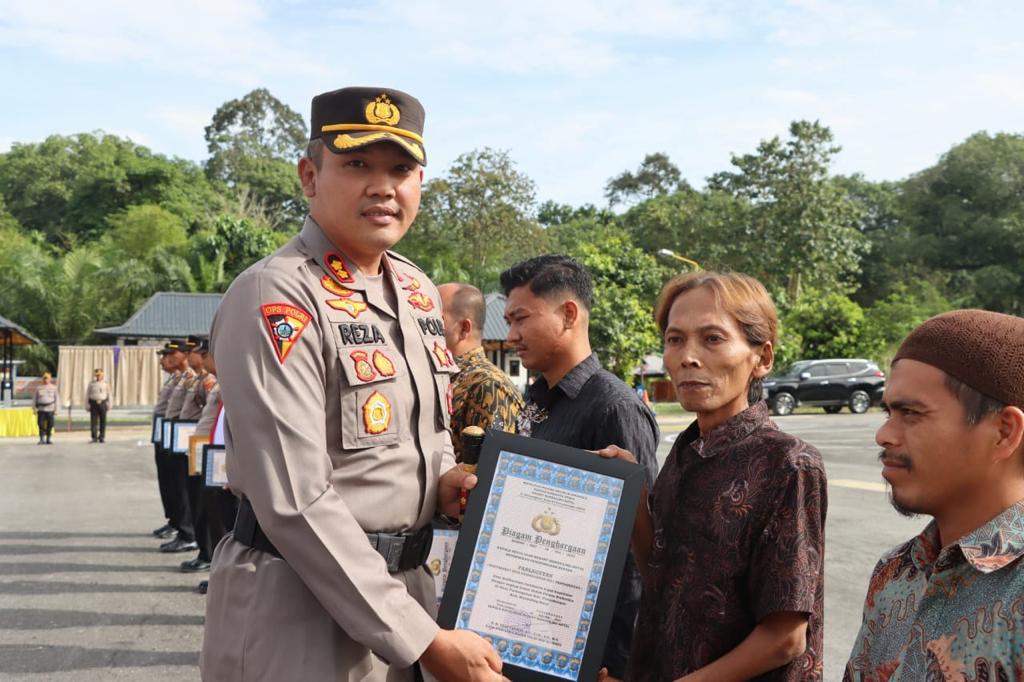Kapolres Madina Berikan Reward Kepada Masyarakat Yang Bantu Tugas Polri Juga Kepada Paskibraka Tingkat Nasional Asal Madina