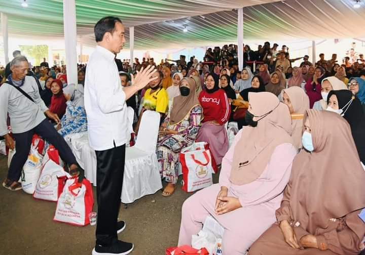 Presiden Jokowi Salurkan Bantuan Pangan kepada Masyarakat di Karawang