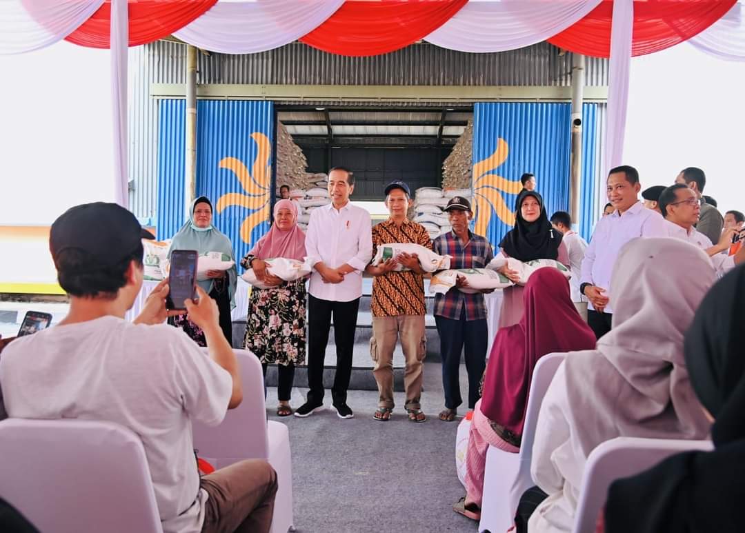 Presiden Jokowi Serahkan Bantuan Pangan Beras Untuk Masyarakat