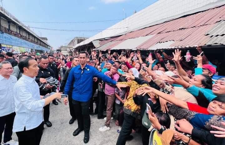 Presiden Jokowi Tinjau Harga Komoditas Pangan di Pasar Johar Karawang