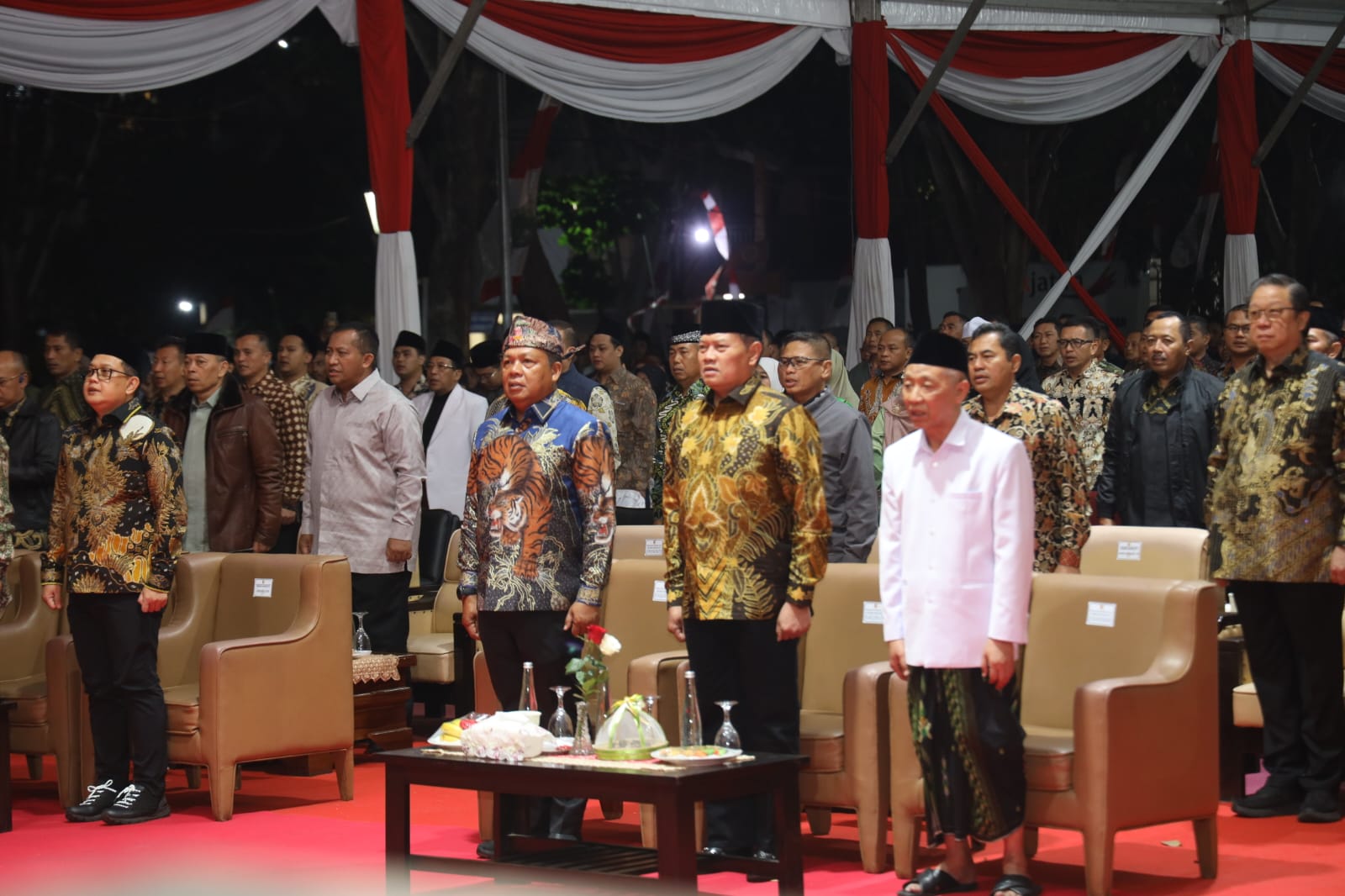 Panglima TNI dan Pangdam Brawijaya Nobar Wayang Kulit Bareng Santri dan Masyarakat