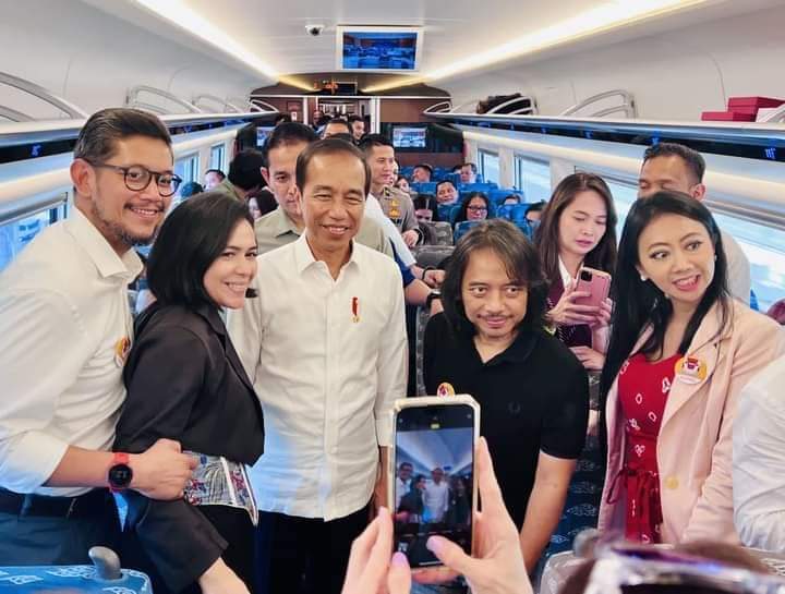 Pengalaman Para Penggiat Seni Naik Kereta Cepat Jakarta-Bandung