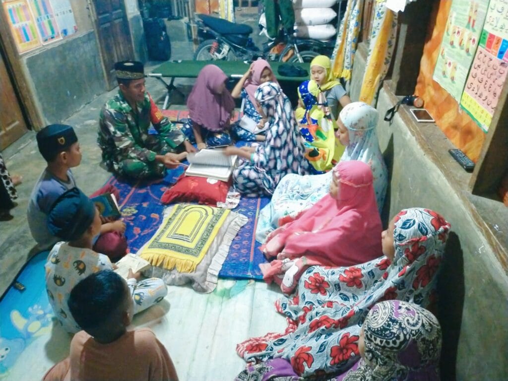 Tanamkan Akhlak Sejak Dini, Babinsa Ajarkan Mengaji Kepada Anak-Anak Desa Timbang Lawan Kec Bahorok