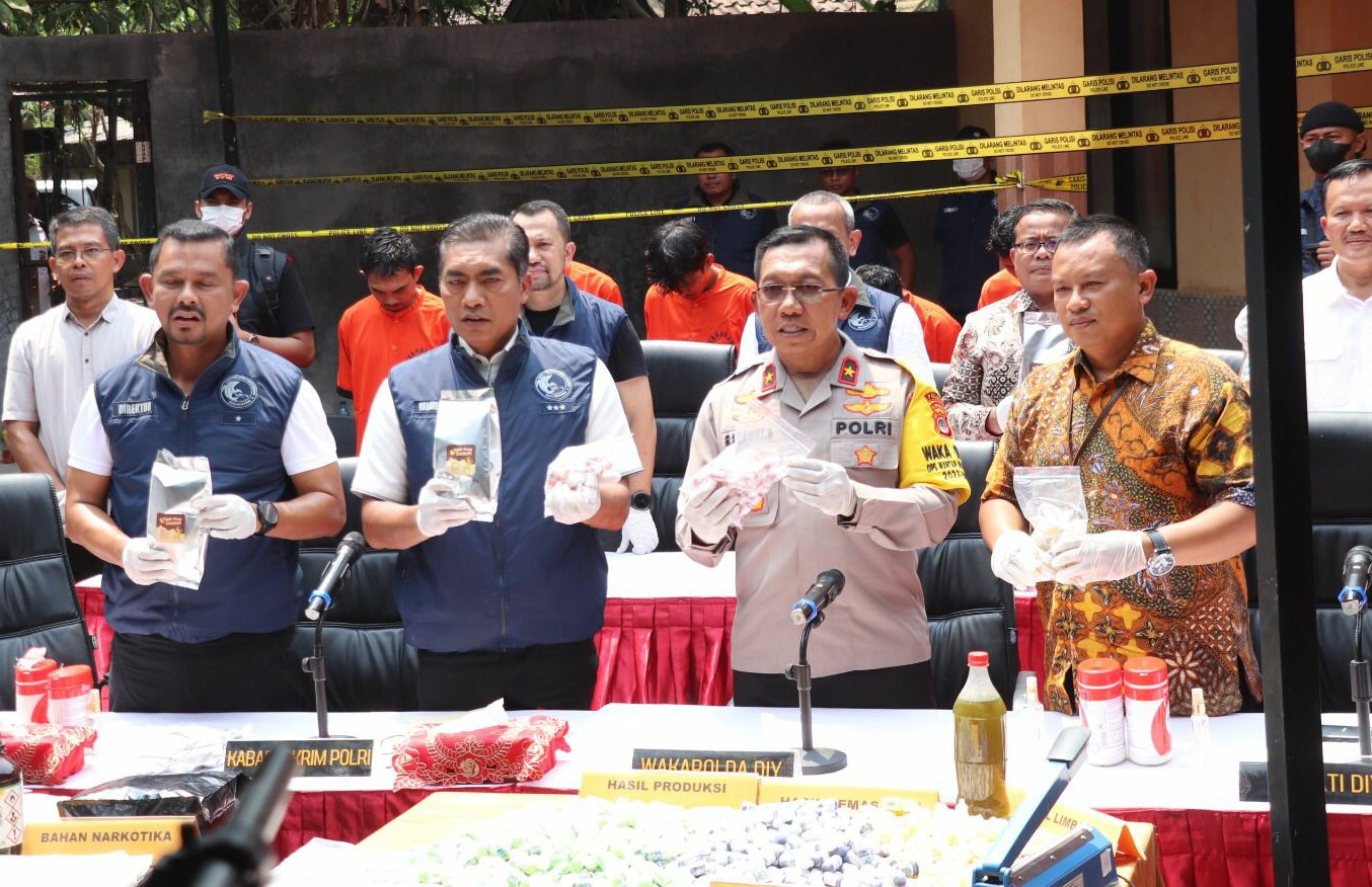 Bareskrim Bongkar Peredaran Gelap Narkoba Modus Keripik Pisang
