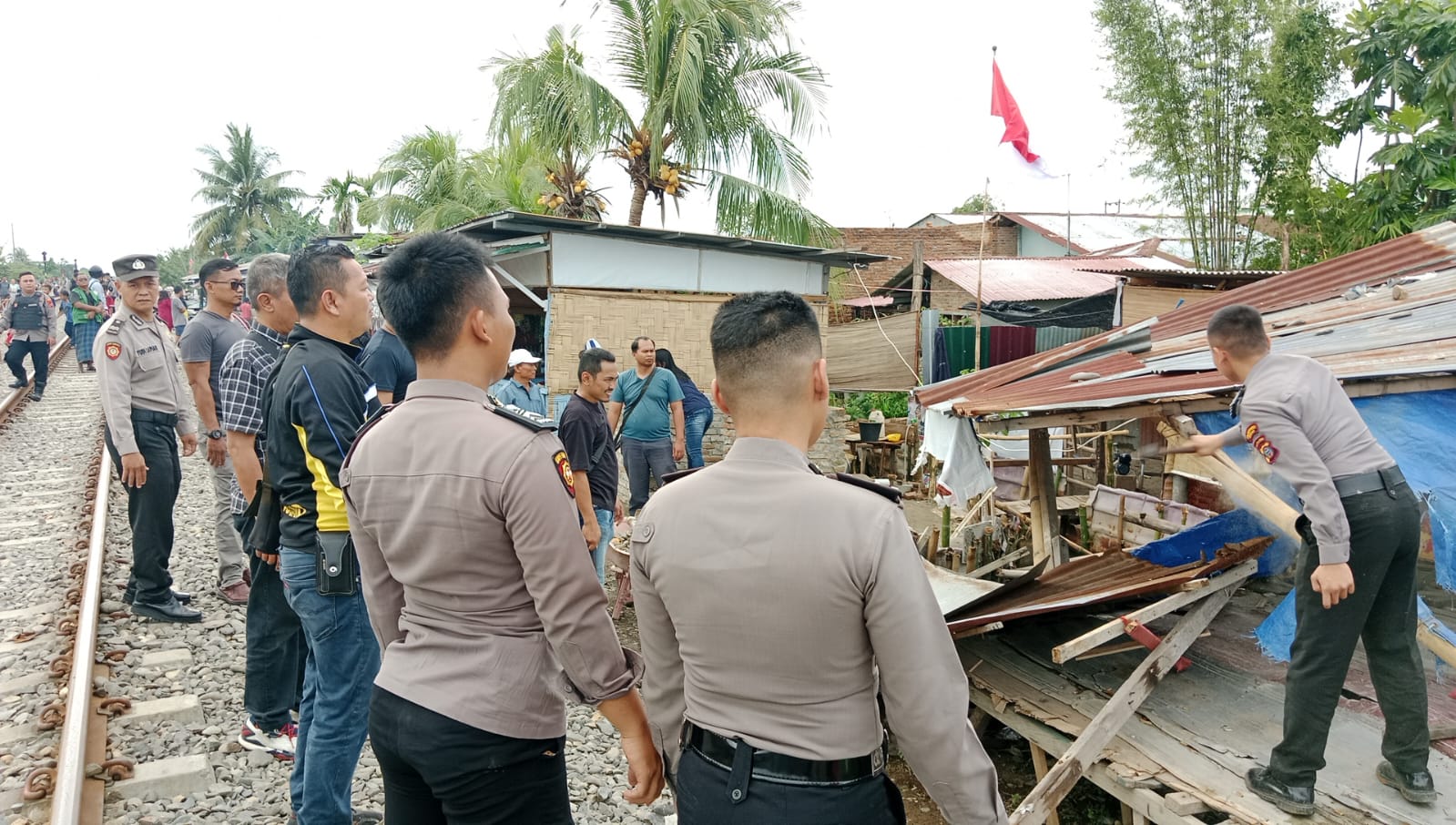 Polsek Percut Sei Tuan Robohkan Pondok Narkoba di Tembung