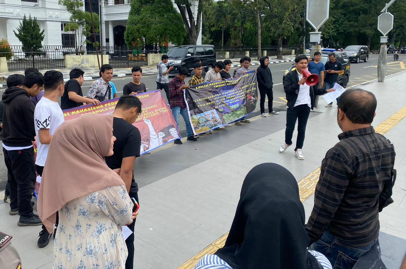 Galian C Tetap Berjalan, Mahasiswa Mandailing Kembali Mendatangi Pemprovsu dan Dinas Perizinan