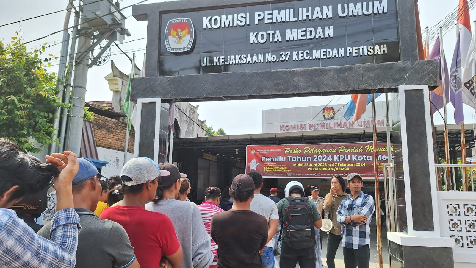 Seratusan Mahasiswa Masyarakat Aksi Damai Di KPU dan Bawaslu Medan Tuntut Penindakan Oknum PPK - Caleg Dapil 5 Terindikasi Curang