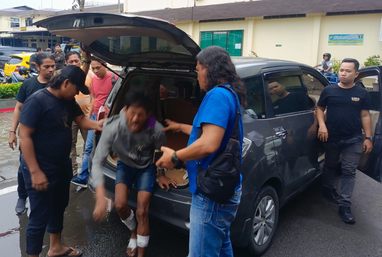 Doorrr!!!... Polrestabes Medan Tembak Begal Sadis di Medan, Tangan Korban Dibacok Hingga Nyaris Putus