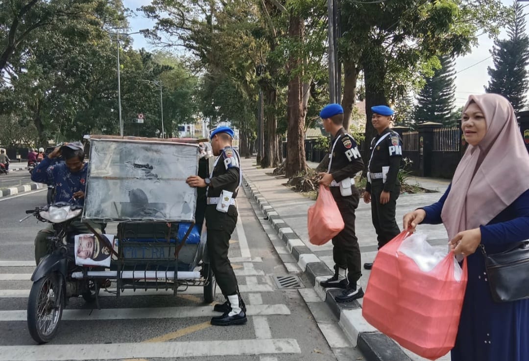 Denpom I/5 Medan Berbagi Kebahagiaan di Jumat Berkah, Sapa Warga Dengan Kepedulian