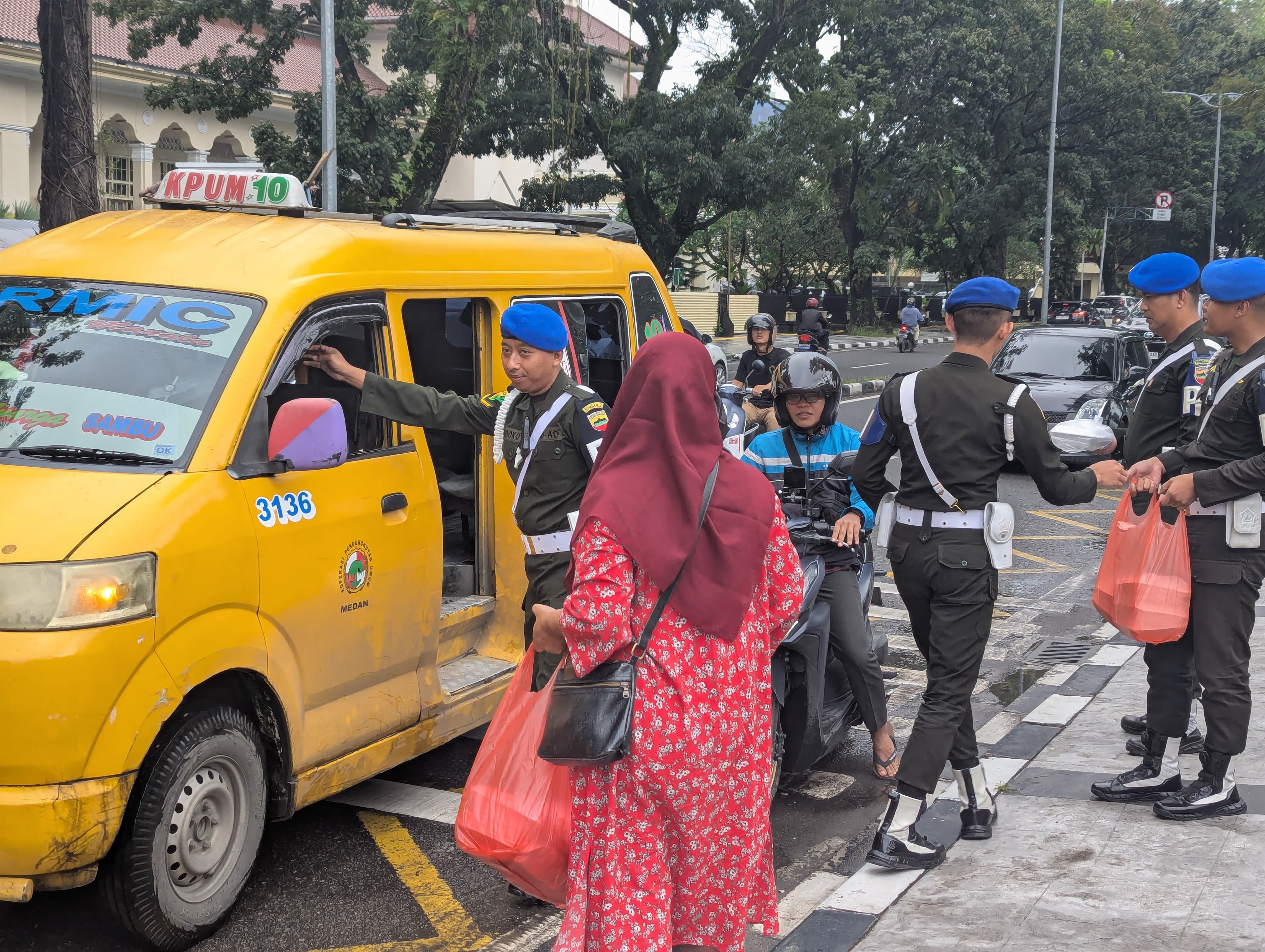 Denpom I/5 Medan dan Persit KCK Anak Ranting 5 Gelar Jumat Berkah, Berbagi Kebahagiaan di Jalan Letjen Suprapto