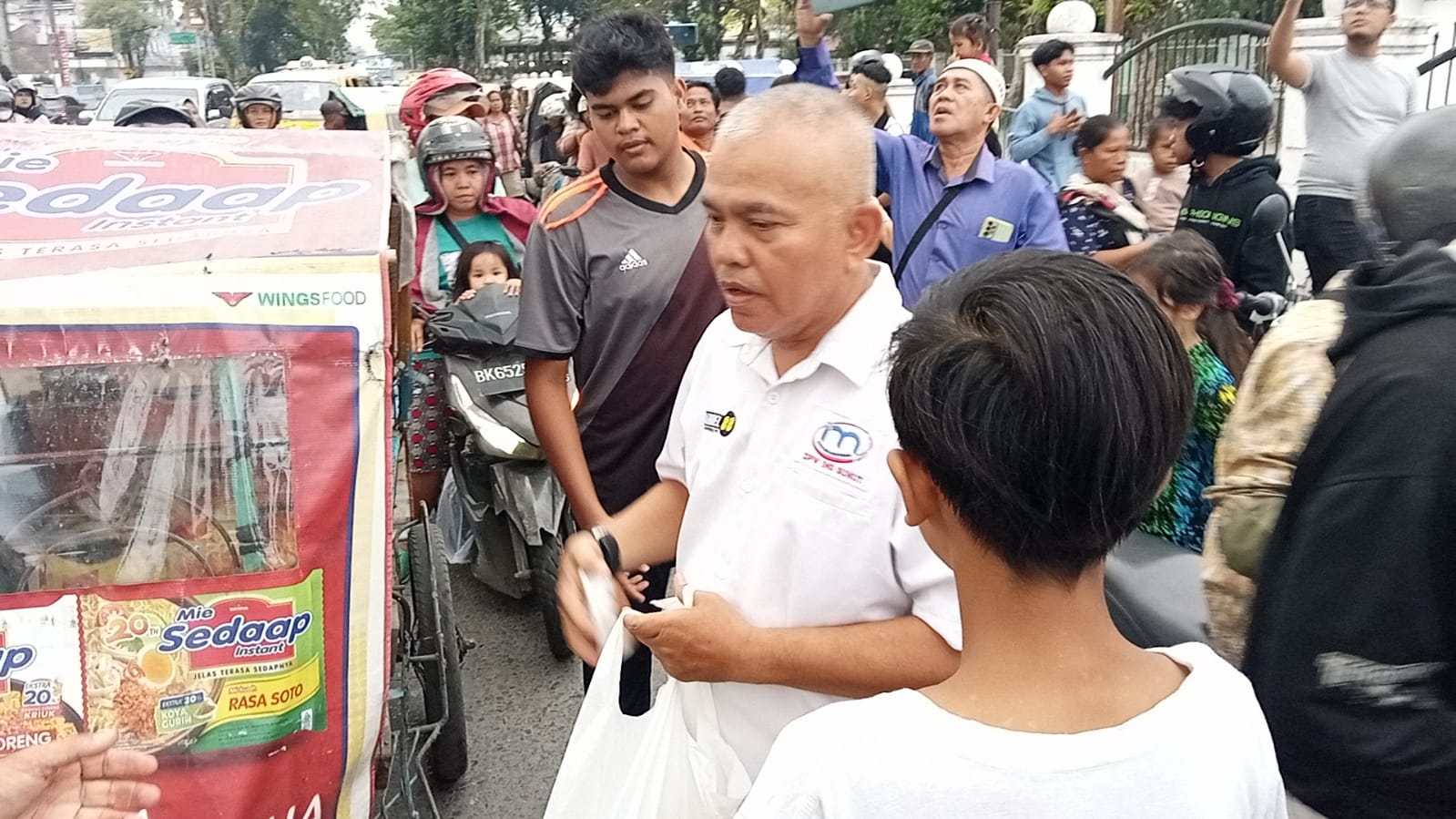 Dipimpin HA Nuar Erde, Wartawan di IMO Sumut Berbagi Berkah Ramadan Kepada Pengguna Jalan