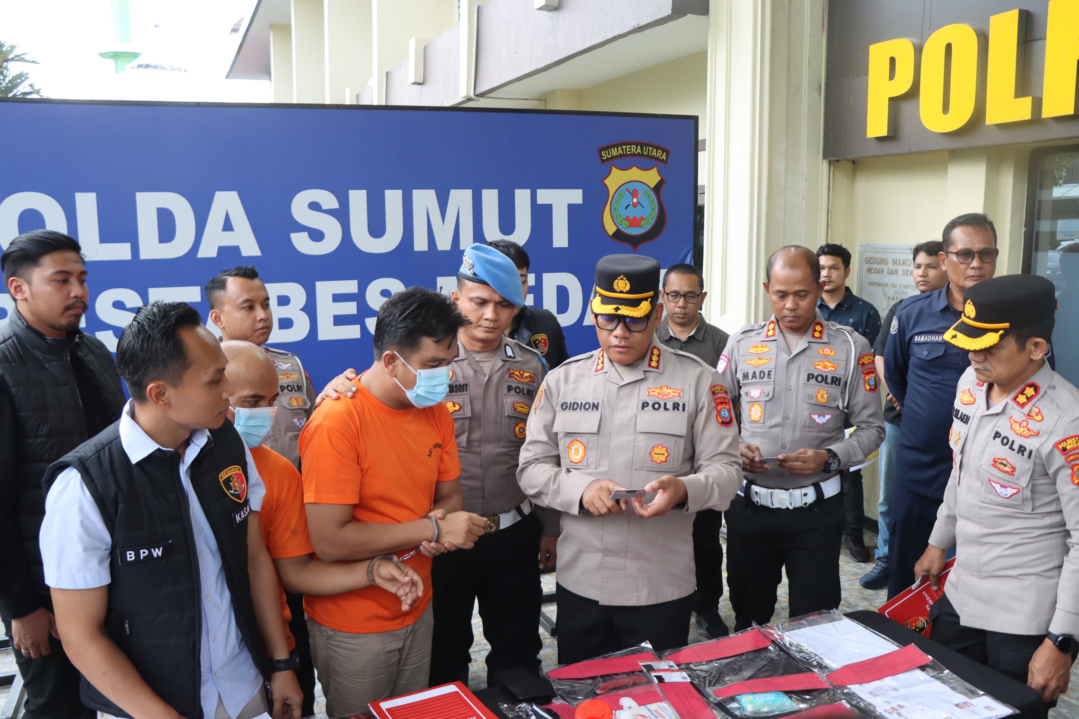 Polrestabes Medan Bongkar Sindikat SIM Palsu, Dua Calo Ditangkap di Warnet