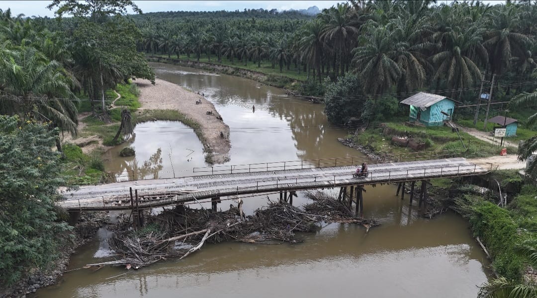 PalmCo Perbaiki Jembatan Sungai Sosa, Penghubung Vital 13 Desa di Padang Lawas