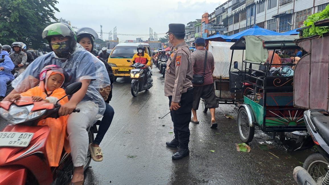 Antisipasi Kemacetan, Kanit Samapta Polsek Sunggal Lakukan Pengaturan Lalu Lintas di Pajak Kampung Lalang