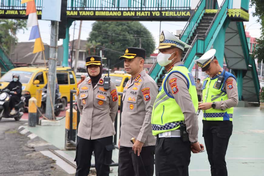 Kapolrestabes Medan Tinjau Langsung Pengaturan Lalu Lintas di Simpang Mesjid Raya, Pastikan Kehadiran Polisi di Tengah Masyarakat