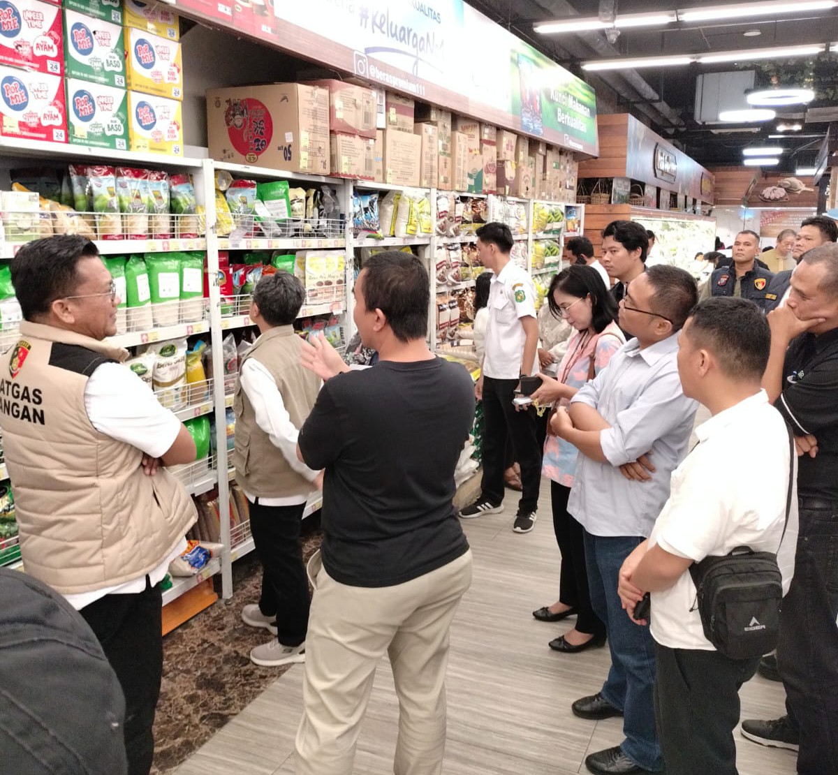 Ada Yang Nakal!!!... Satgas Pangan Temukan Beras Premium Dijual di Atas HET