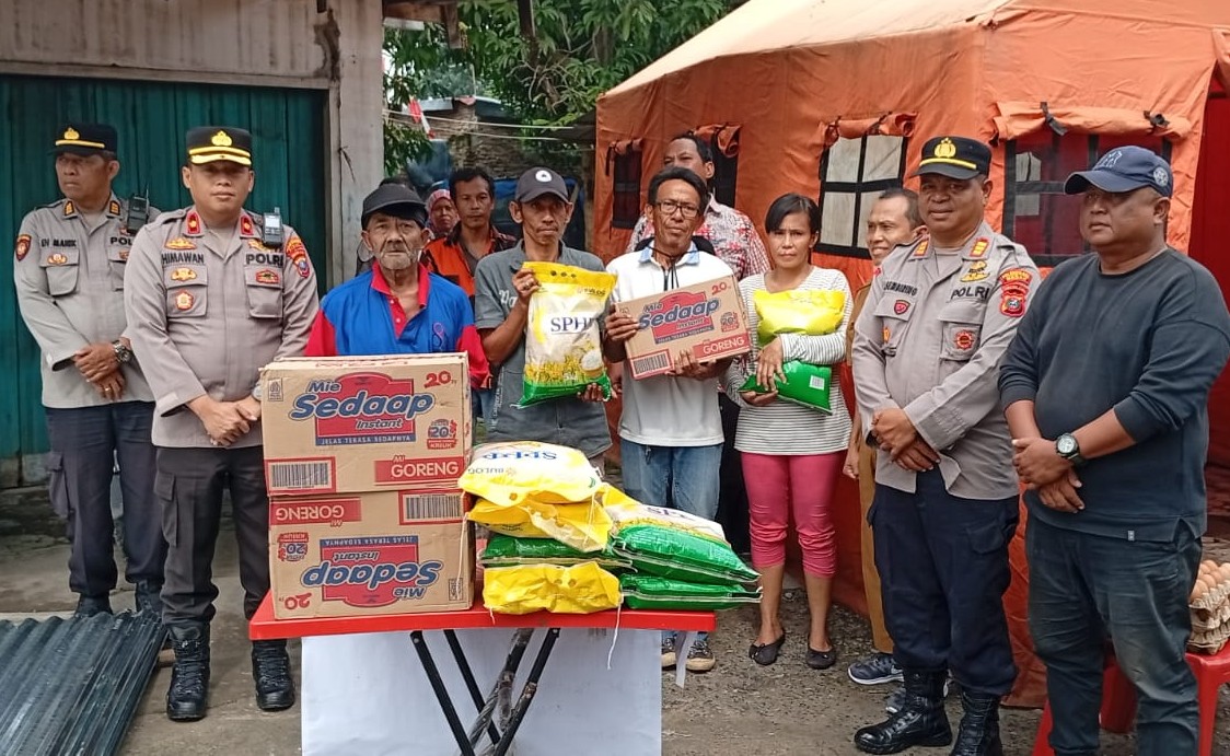 Wujud Kepedulian Polri, Kapolsek Medan Area Bantu Korban Kebakaran di Medan Denai