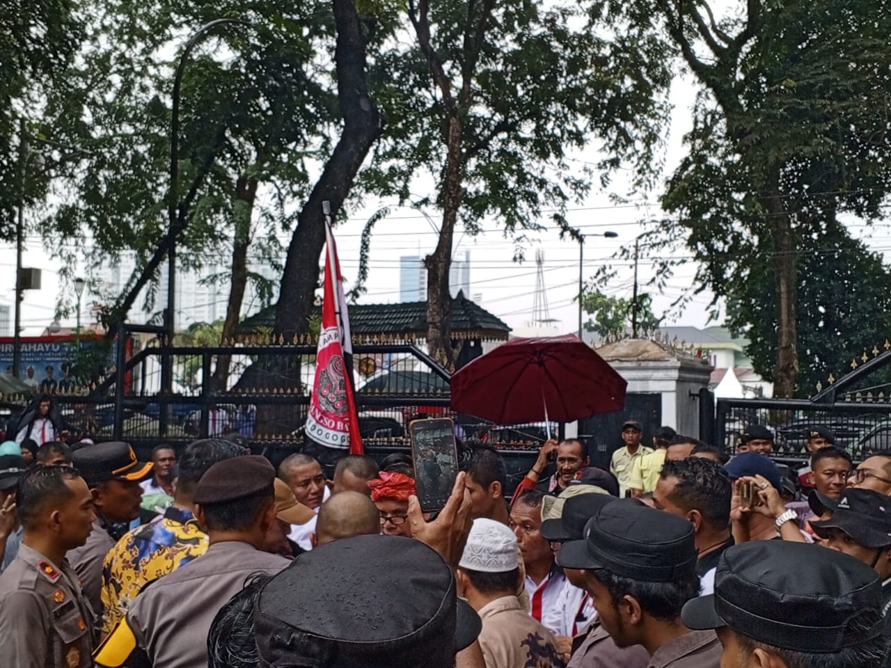 AMSBPBS Desak Penetapan Bencana Nasional, Massa Sempat Berteduh di DPRD Sumut Saat Hujan