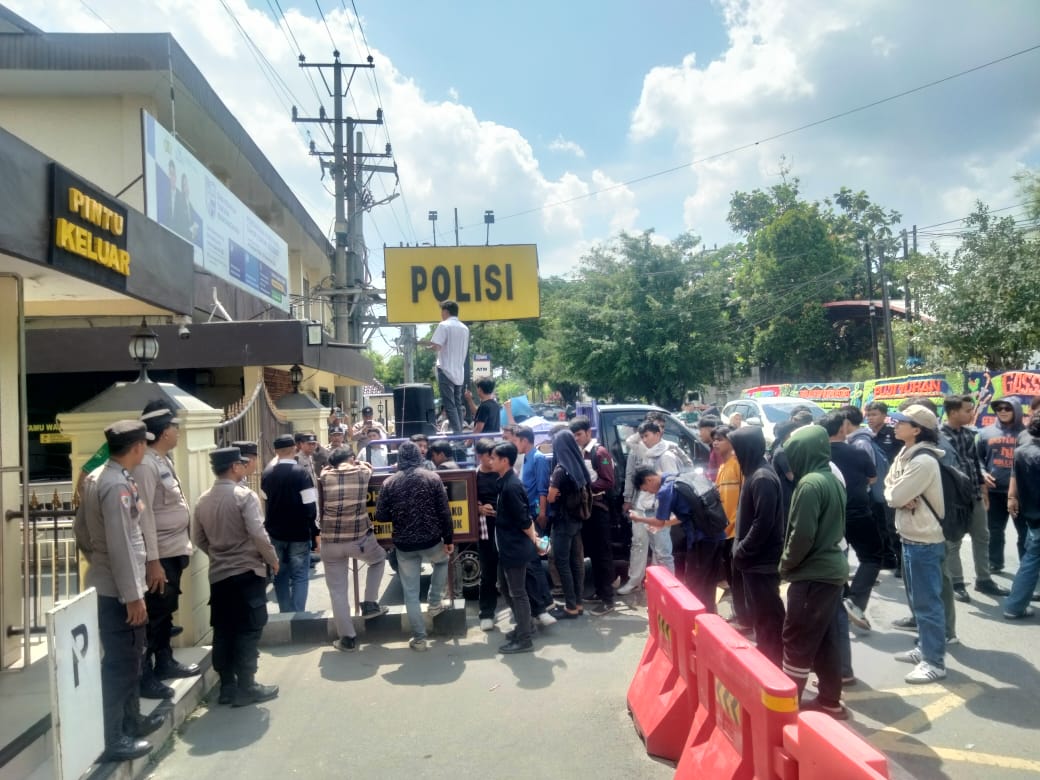 Geruduk Mapolrestabes Medan, Mahasiswa BEM Desak Tangkap Dalang Pembakar Mobil Pengacara
