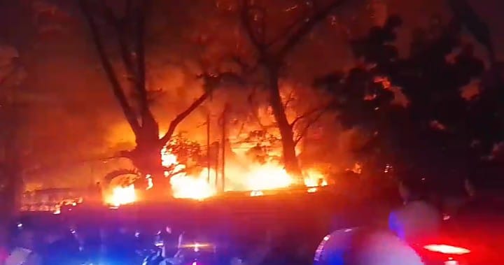 ‎Wouwww!!!.. Pabrik Swallow di Jalan Yos Sudarso Medan Deli Ludes Terbakar