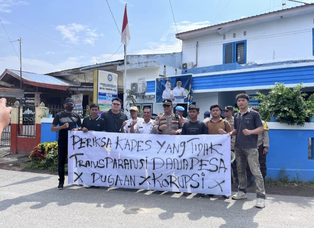 Dugaan Korupsi Dana Desa Memanas, Massa Geruduk Kantor Desa Tanjung Gusta