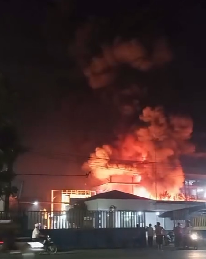 Heboh!!!..  PT Agro Jaya Perdana di Medan Labuhan Dilalap Api, Asap Tebal Gegerkan Warga