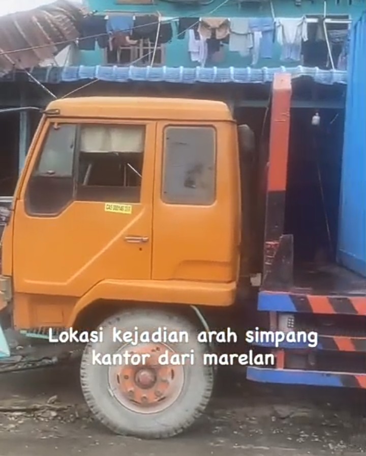 Ngeri!!!... Truk Fuso Gagal Nanjak di Titi Pahlawan Marelan, Mundur Hantam Rumah dan Minibus